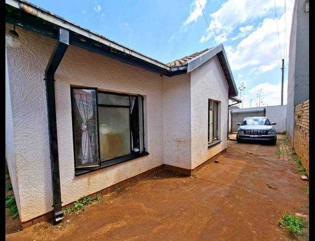 3 BEDROOM HOUSE FOR SALE IN PROTEA NORTH